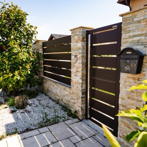 Aluminium fence - RAL 8019